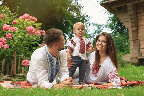 Happy Family Ukrainian National Clothes Green Grass Outdoors — Fotografia de Stock