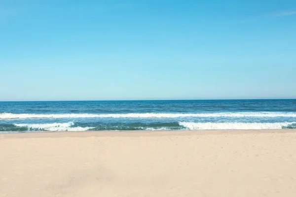 阳光普照的大海和沙滩美景 — 图库照片