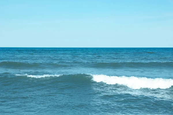 Schilderachtig Uitzicht Prachtige Zee Blauwe Lucht Zonnige Dag — Stockfoto