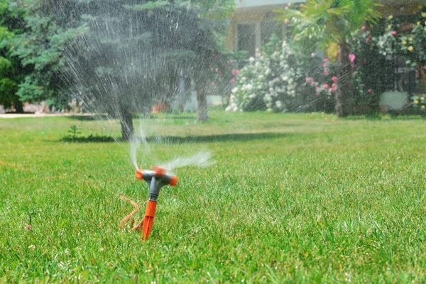 公園の緑の芝生に自動散水スプリンクラー 灌漑システム — ストック写真