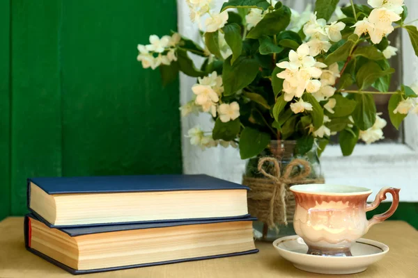 Βιβλία Φλιτζάνι Αρωματικό Ποτό Και Όμορφα Λουλούδια Γιασεμί Ξύλινο Τραπέζι — Φωτογραφία Αρχείου