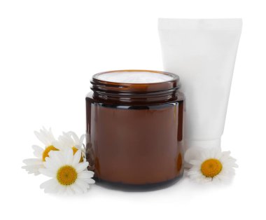 Beyaz arka planda farklı el bakımı kozmetik ürünleri ve papatyalar