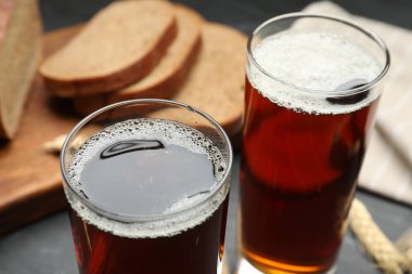 Siyah masada nefis kvass bardakları, yakın plan.