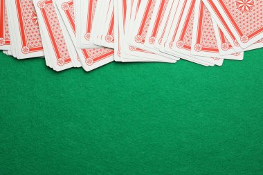 Yeşil masada iskambil destesi, üst manzara. Metin için boşluk