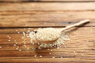 Tahta masada beyaz susam tohumları, yakın plan.