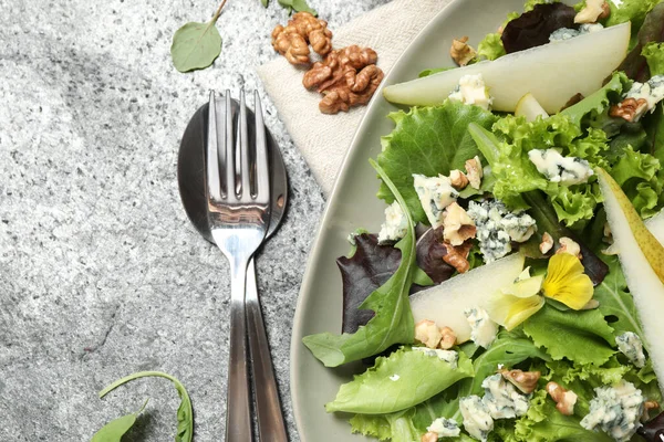 Frischer Salat Mit Birne Auf Grauem Tisch Flach Gelegt — Stockfoto