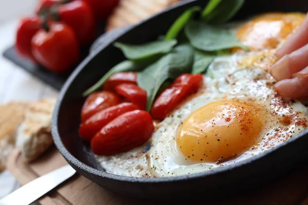 Delicious Fried Eggs Spinach Tomatoes Ham Served Table Closeup — Stockfoto
