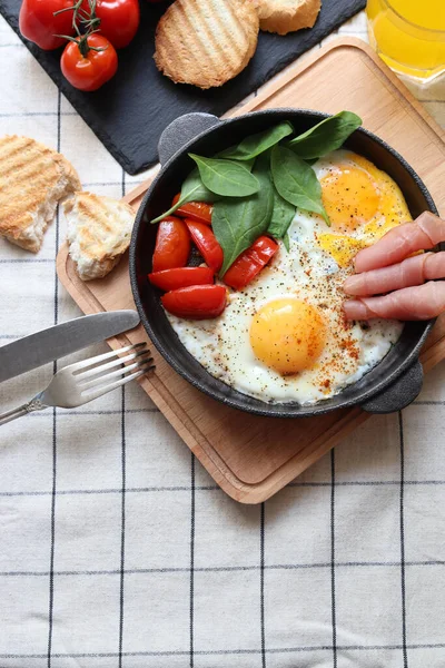 Köstliche Spiegeleier Mit Spinat Tomaten Und Schinken Auf Dem Tisch — Stockfoto