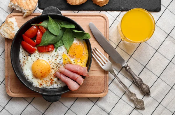 Köstliche Spiegeleier Mit Spinat Tomaten Und Schinken Auf Dem Tisch — Stockfoto