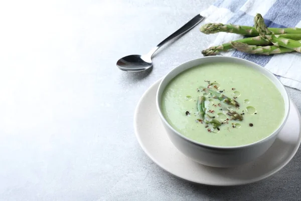 Deliziosa Zuppa Asparagi Servita Tavolo Grigio Chiaro Spazio Testo — Foto Stock