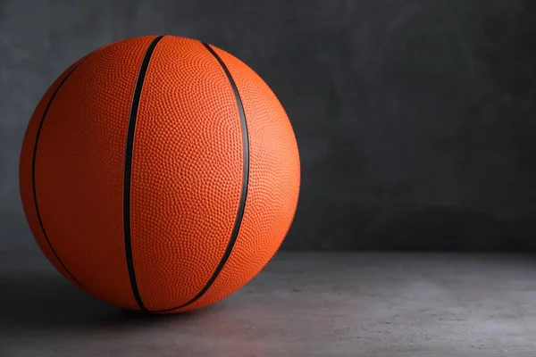 Помаранчева Кулька Світло Сірому Столі Простір Тексту Баскетбольне Обладнання — стокове фото