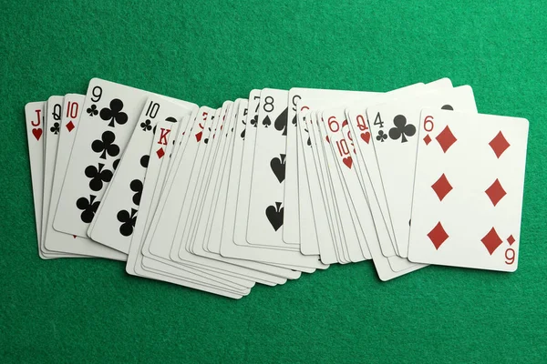 Κατάστρωμα Τραπουλόχαρτα Στο Πράσινο Τραπέζι Πάνω Όψη Παιχνίδι Πόκερ — Φωτογραφία Αρχείου