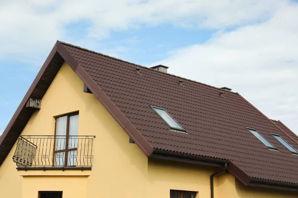 Modern House Brown Roof Cloudy Sky — Stockfoto