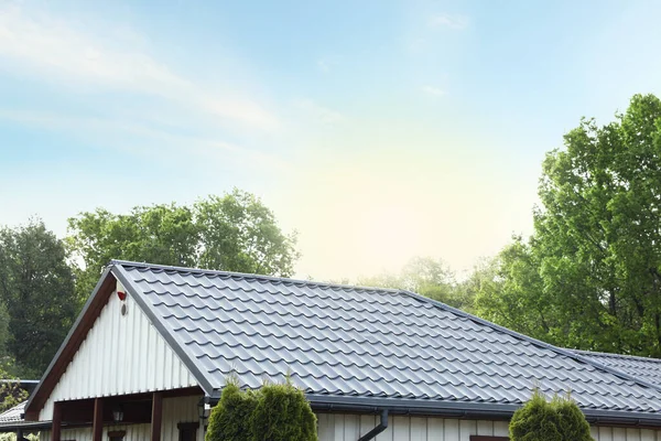 Modern Building Grey Roof Outdoors Sunny Day — Zdjęcie stockowe