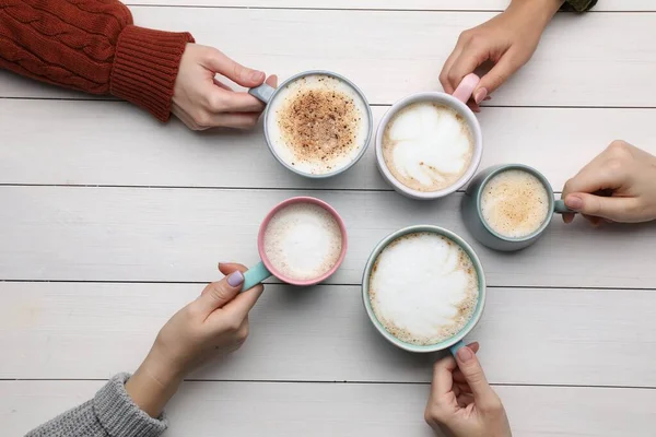 Pessoas Segurando Copos Diferentes Com Café Quente Aromático Mesa Madeira — Fotografia de Stock