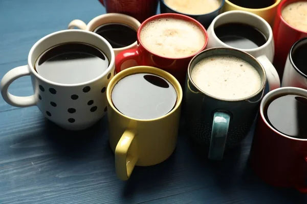 Många Koppar Olika Kaffedrycker Blått Träbord — Stockfoto