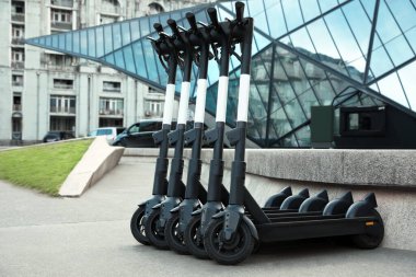 Şehir caddesinde elektrikli scooter 'lar. Kiralama servisi