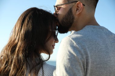 Mavi gökyüzüne karşı mutlu genç çift. Balayı gezisi