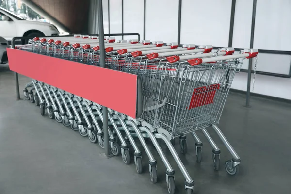 Row Empty Metal Shopping Carts Supermarket Outdoors — Zdjęcie stockowe