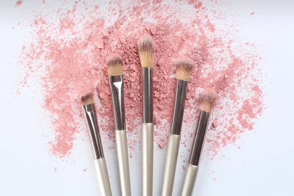 Makeup Brushes Scattered Eye Shadow White Background Flat Lay — Fotografia de Stock