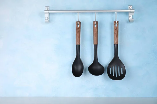 Regal Mit Küchenutensilien Hängt Hellblauer Wand — Stockfoto