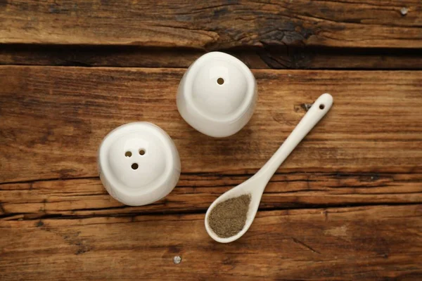 White Ceramic Salt Pepper Shakers Spoon Wooden Table Flat Lay — Foto de Stock