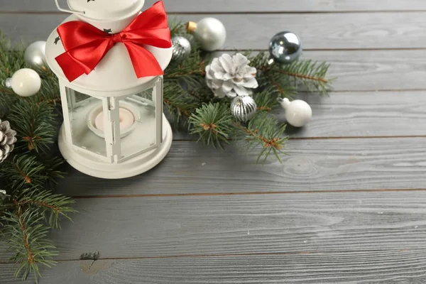 Lanterna Natal Com Vela Ardente Decoração Festiva Mesa Madeira Cinza — Fotografia de Stock
