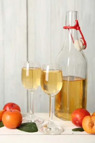 Delicioso Licor Ciruela Frutas Maduras Mesa Madera Blanca Bebida Alcohólica — Foto de Stock