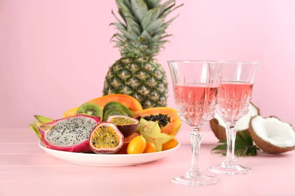Νόστιμα Εξωτικά Φρούτα Και Κρασί Ροζ Ξύλινο Τραπέζι — Φωτογραφία Αρχείου
