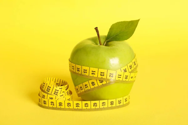Fresh Green Apple Measuring Tape Yellow Background — Stock fotografie