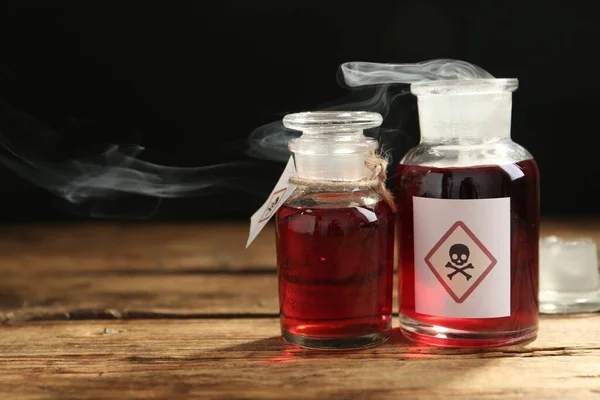Glasflaschen Mit Gift Mit Warnschildern Auf Dem Holztisch Raum Für — Stockfoto