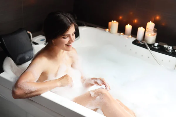 Feliz Hermosa Mujer Tomando Baño Burbujas Ambiente Romántico —  Fotos de Stock