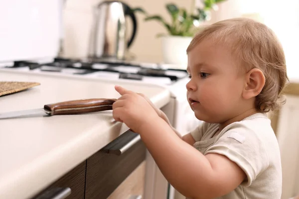 Little Child Touching Sharp Knife Indoors Dangers Kitchen — 图库照片
