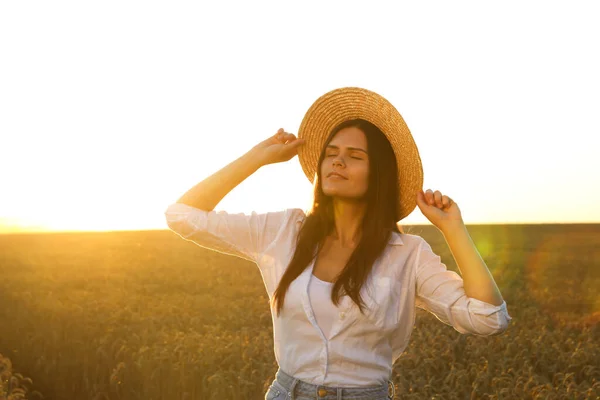 Beautiful Young Woman Ripe Wheat Field Sunny Day — Foto Stock