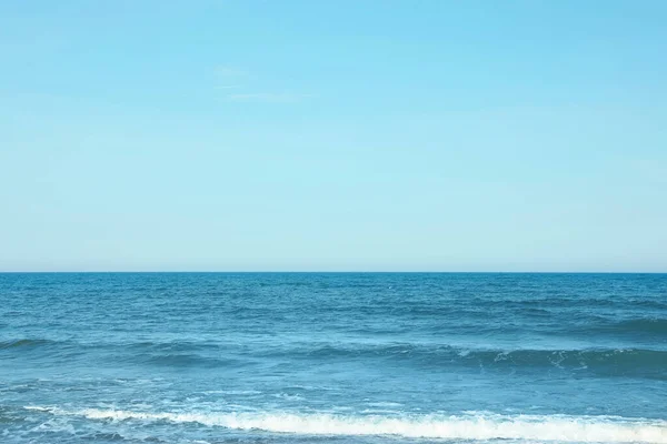 Живописный Вид Море Голубое Небо Солнечный День — стоковое фото