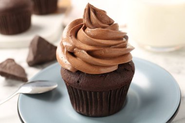 Lezzetli taze çikolatalı kek masada, yakın plan.