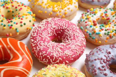 Beyaz arka planda nefis jöleli çörekler, yakın plan.