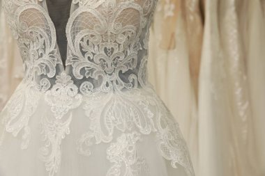 Butikte manken üzerinde güzel bir gelinlik, yakın plan.