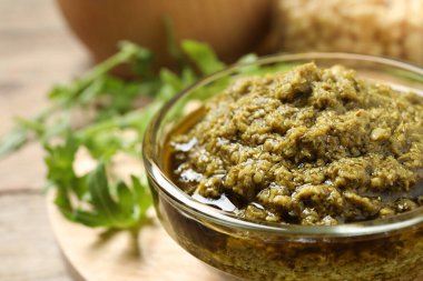 Masada bir kase lezzetli roka pesto, yakın plan.