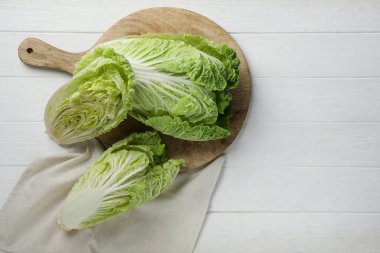 Taze olgun Çin lahanaları beyaz ahşap masada, düz yerde. Metin için boşluk
