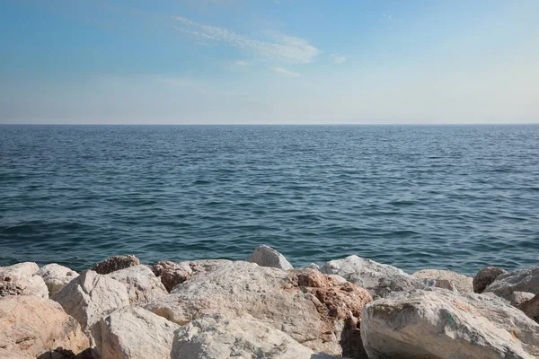 Вид Скальный Пляж Спокойное Море Солнечный День — стоковое фото