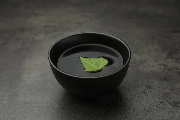 Black Bowl Water Green Leaf Grey Table — Foto Stock