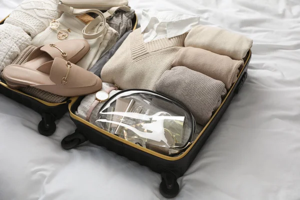 Offener Koffer Mit Gefalteter Kleidung Schuhen Und Accessoires Auf Dem — Stockfoto