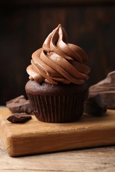 Delicious Cupcake Cream Chocolate Pieces Wooden Table Closeup — Stock Photo, Image