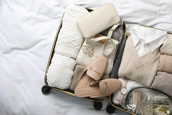 Katlanmış Giysiler Ayakkabılar Aksesuarlarla Dolu Bavulu — Stok fotoğraf