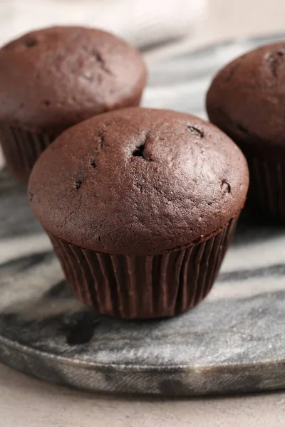 Köstliche Frische Schokoladen Cupcakes Auf Grauem Marmorbrett Nahaufnahme — Stockfoto