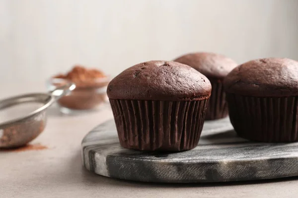 Köstliche Frische Schokoladen Cupcakes Auf Grauem Tisch Nahaufnahme — Stockfoto