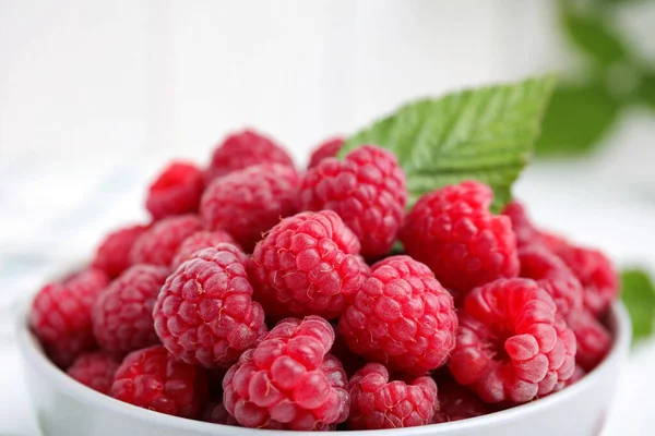 Fresh Ripe Raspberries Green Leaf Bowl Closeup — Stock Photo, Image