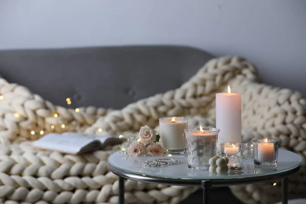 Brennende Kerzen Blumen Und Schmuck Auf Dem Tisch Zimmer — Stockfoto