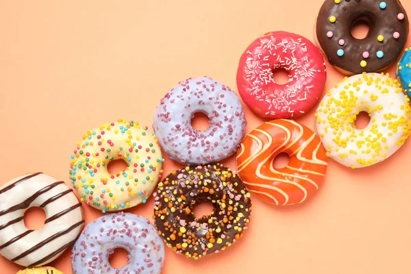 Deliciosos Donuts Envidraçados Fundo Laranja Flat Lay — Fotografia de Stock